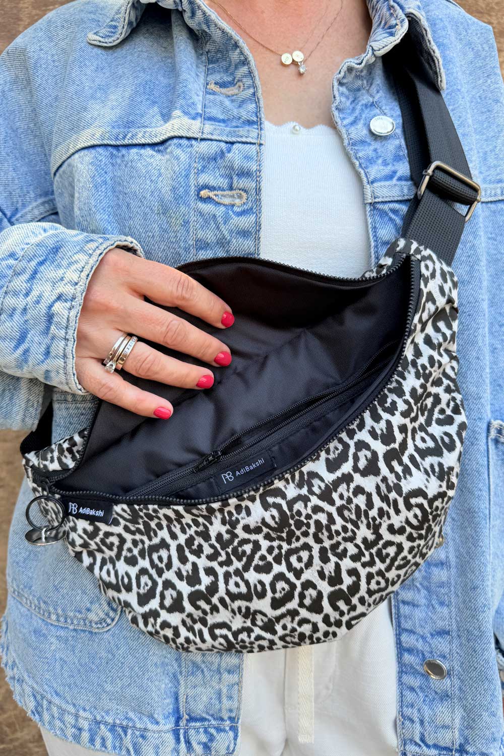 פאוץ׳ “גיל” קטן – תא מרכזי ותא פנימי עם רוכסן איכותי.