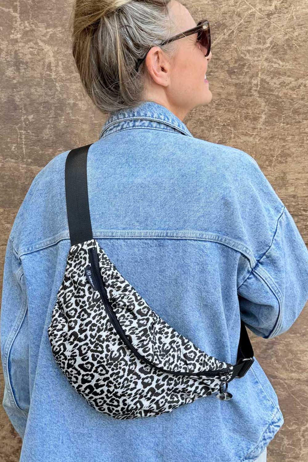 פאוץ׳ “גיל” קטן – הדפס מנומר קלאסי בגווני אפור ושחור.