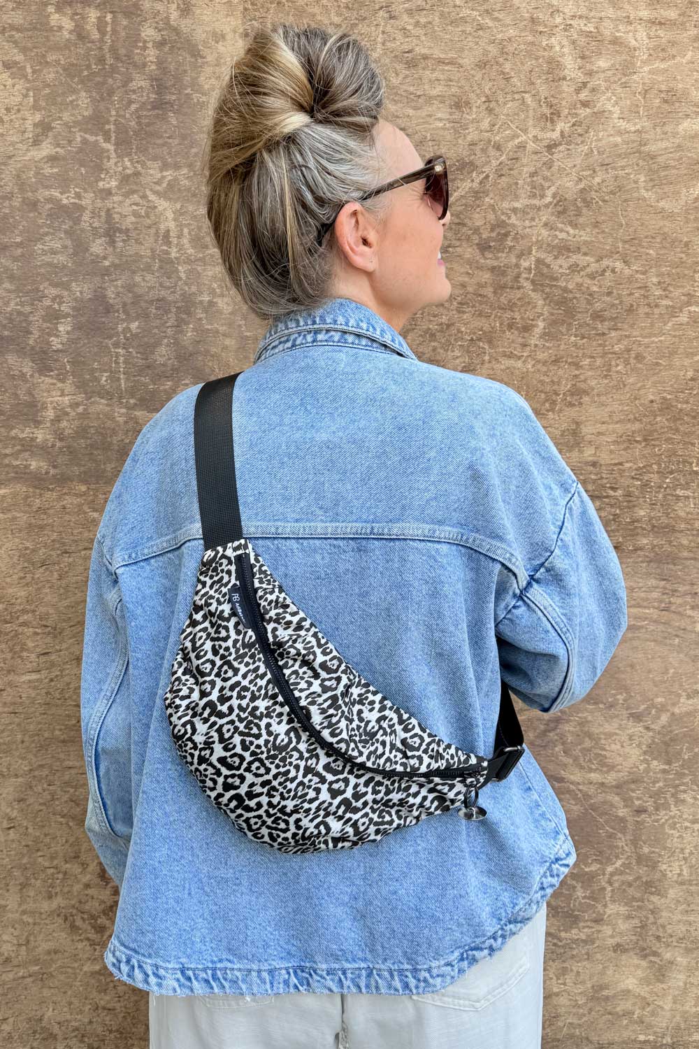 פאוץ׳ “גיל” קטן – פאוץ׳ אפור-שחור לנסיעות וטיולים.