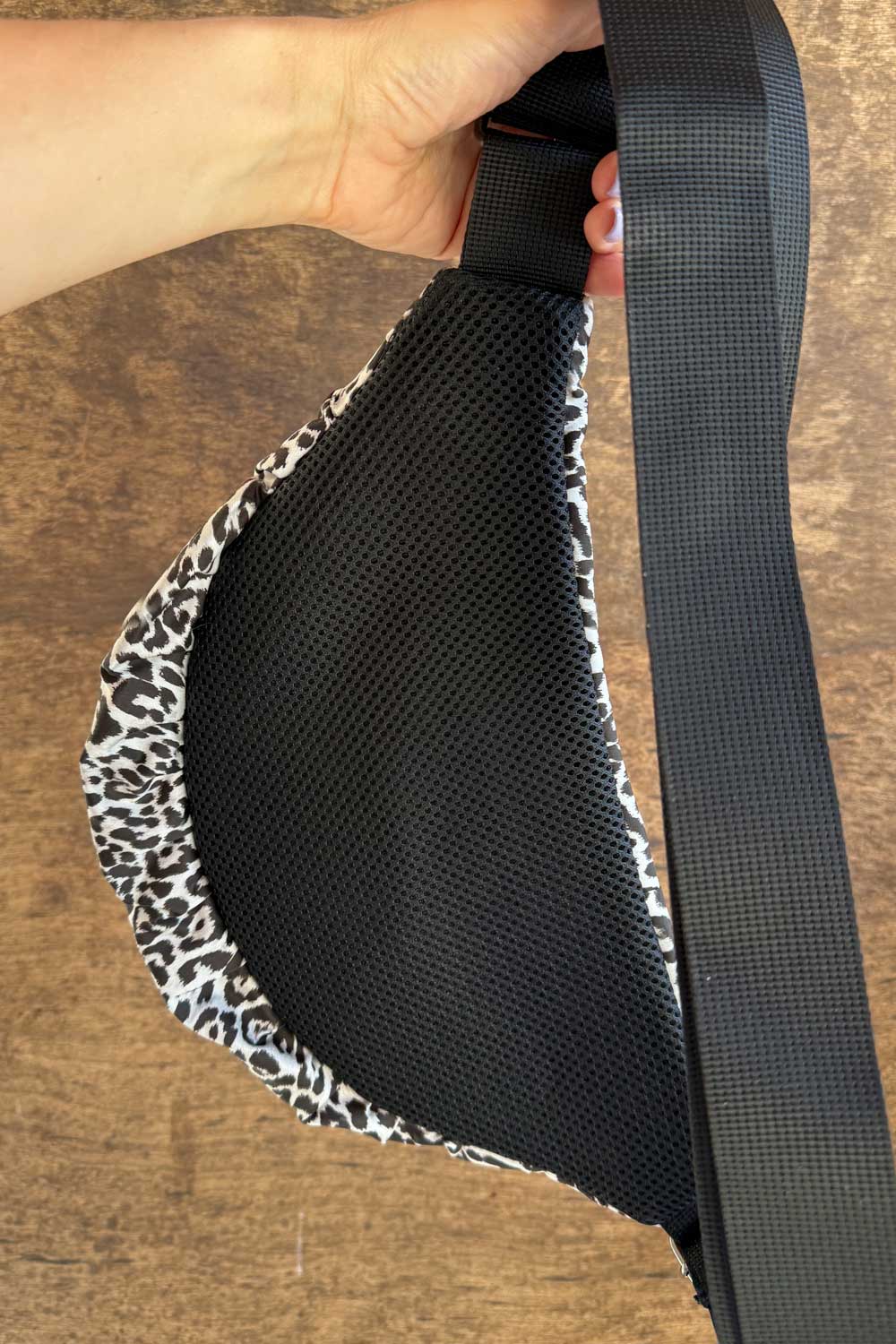 פאוץ׳ “גיל” קטן – גב רשת שחורה מרופדת לנוחות מירבית.