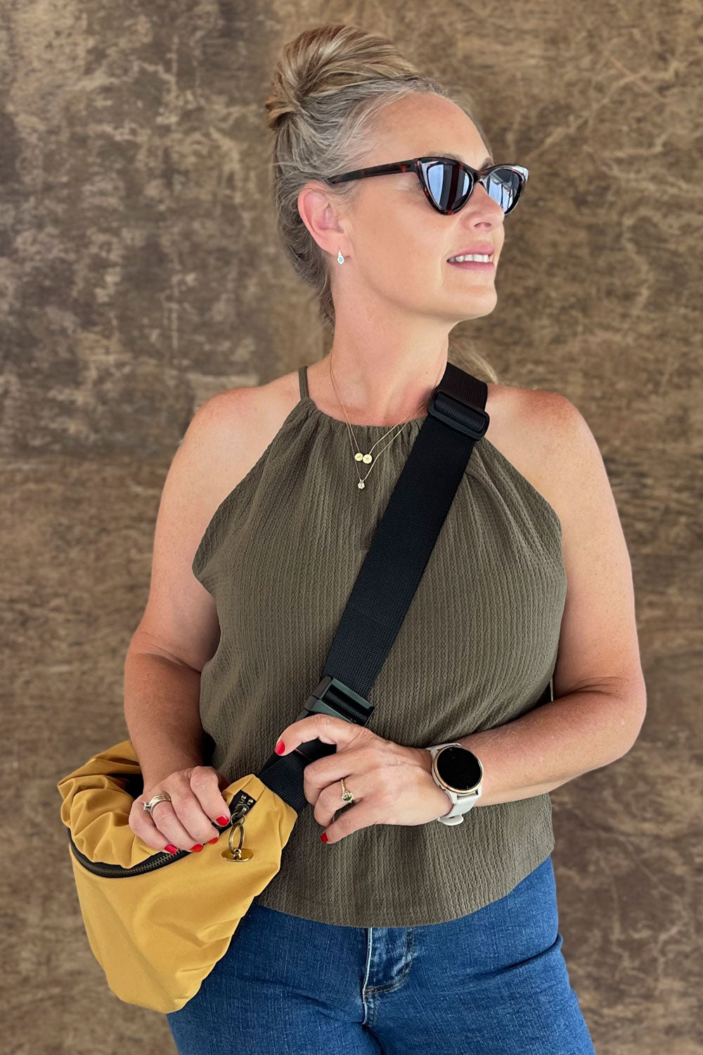 פאוץ׳ עם רצועה מתארכת | תיק צד | תיק צהוב חרדל | עדי בקשי