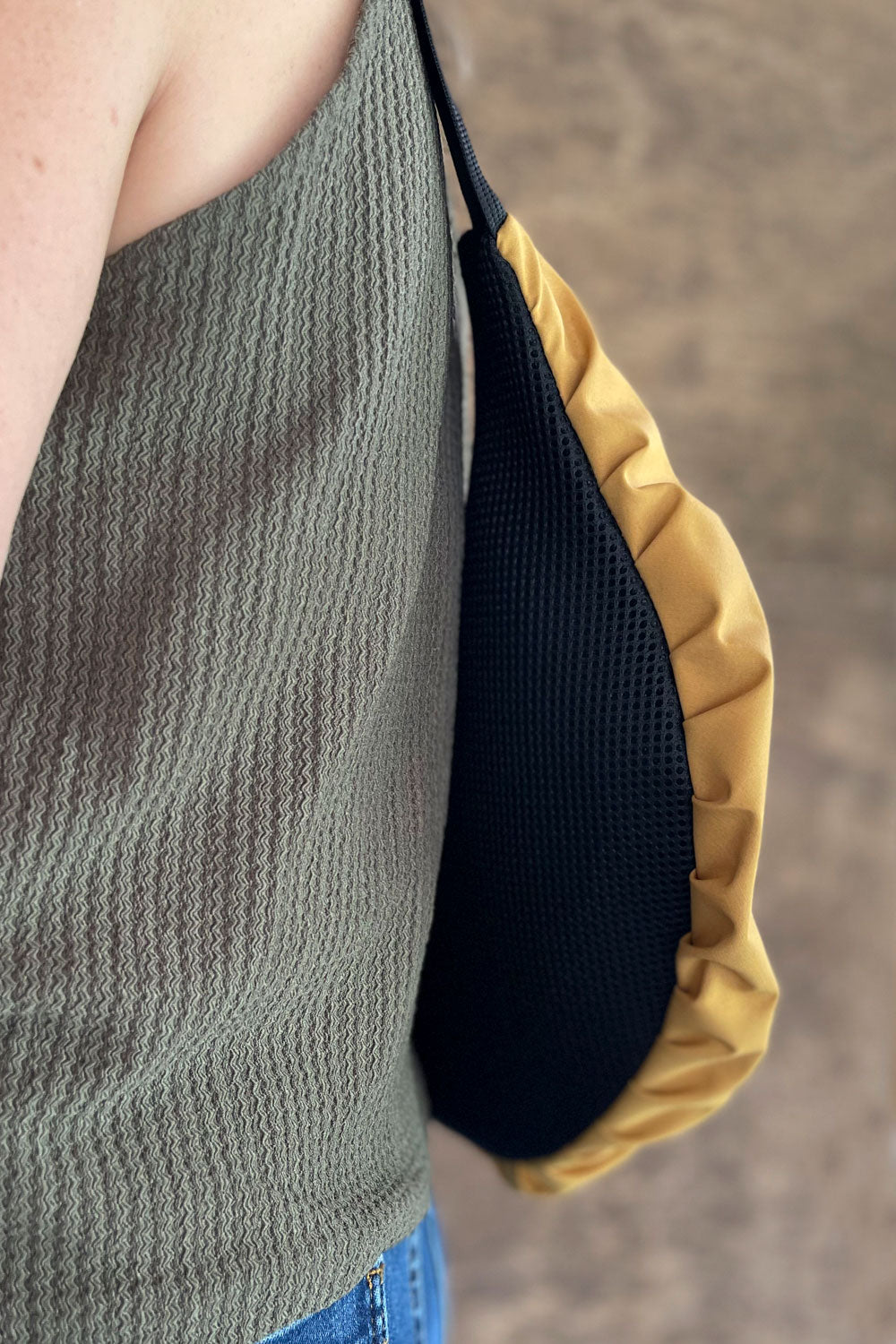 פאוץ׳ גדול גוני