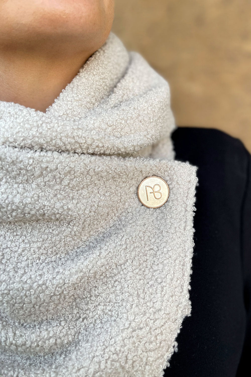 צעיף אפור אבן מפנק הדס