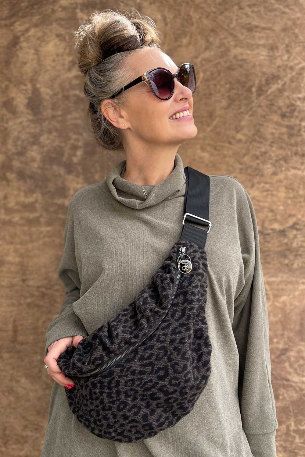 פאוץ׳ היידי מנומר אפור ושחור – עבודת יד, ייצור ישראלי.