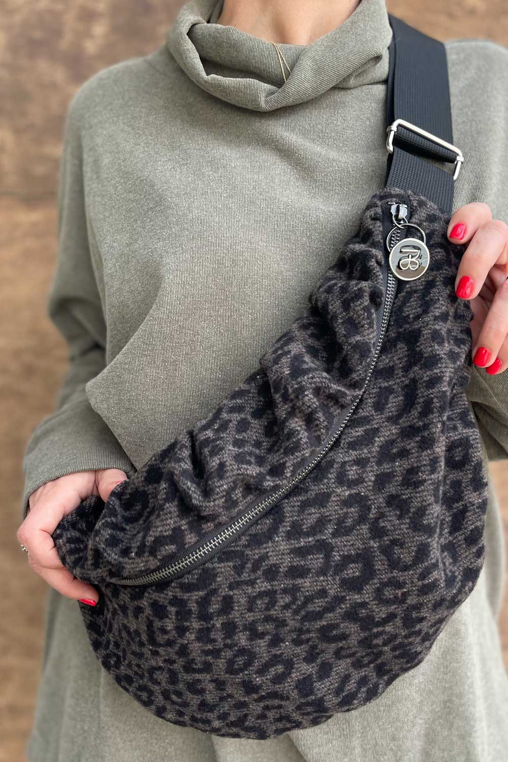 פאוץ׳ היידי מצמר קשמיר מנומר – על כתף דוגמנית.