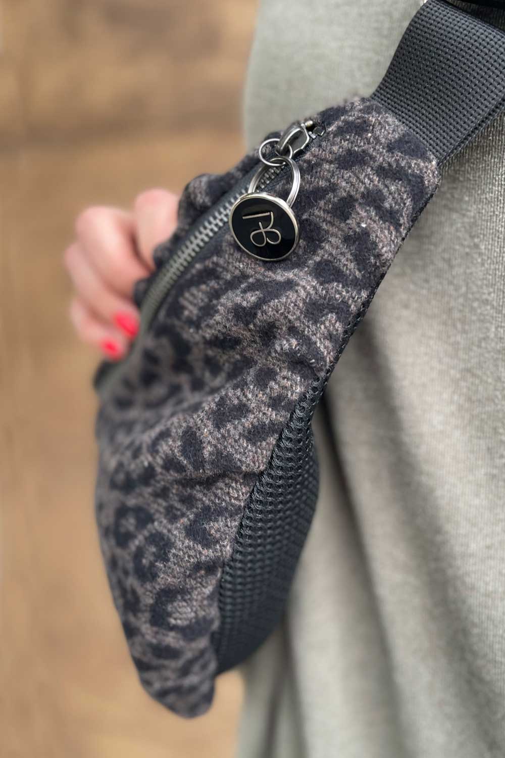 פאוץ׳ גדול לנשים מצמר קשמיר – גב מרופד ורצועה מתכווננת.