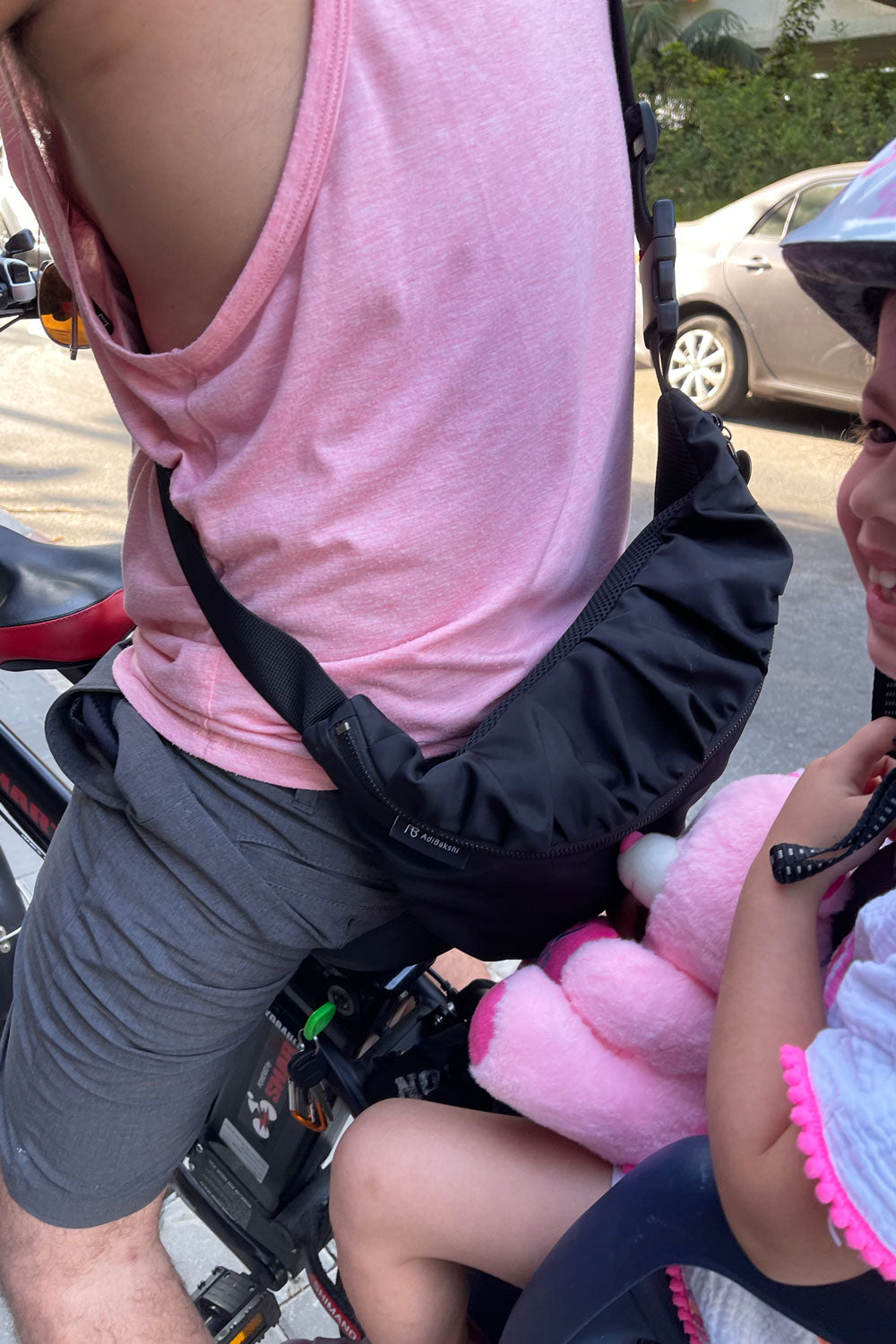 גבר עם פאוץ' ורונה – פאוץ' לרכיבה על אופניים