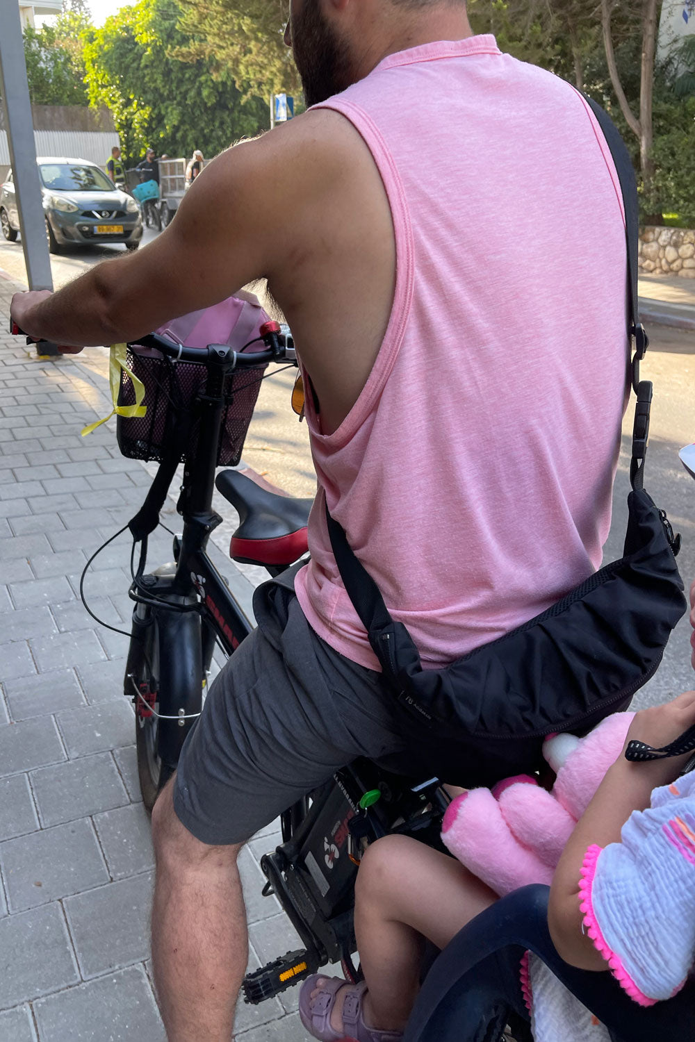 פאוץ' ורונה גדול שחור על גבר ברכיבת אופניים – עיצוב קלאסי של עדי בקשי