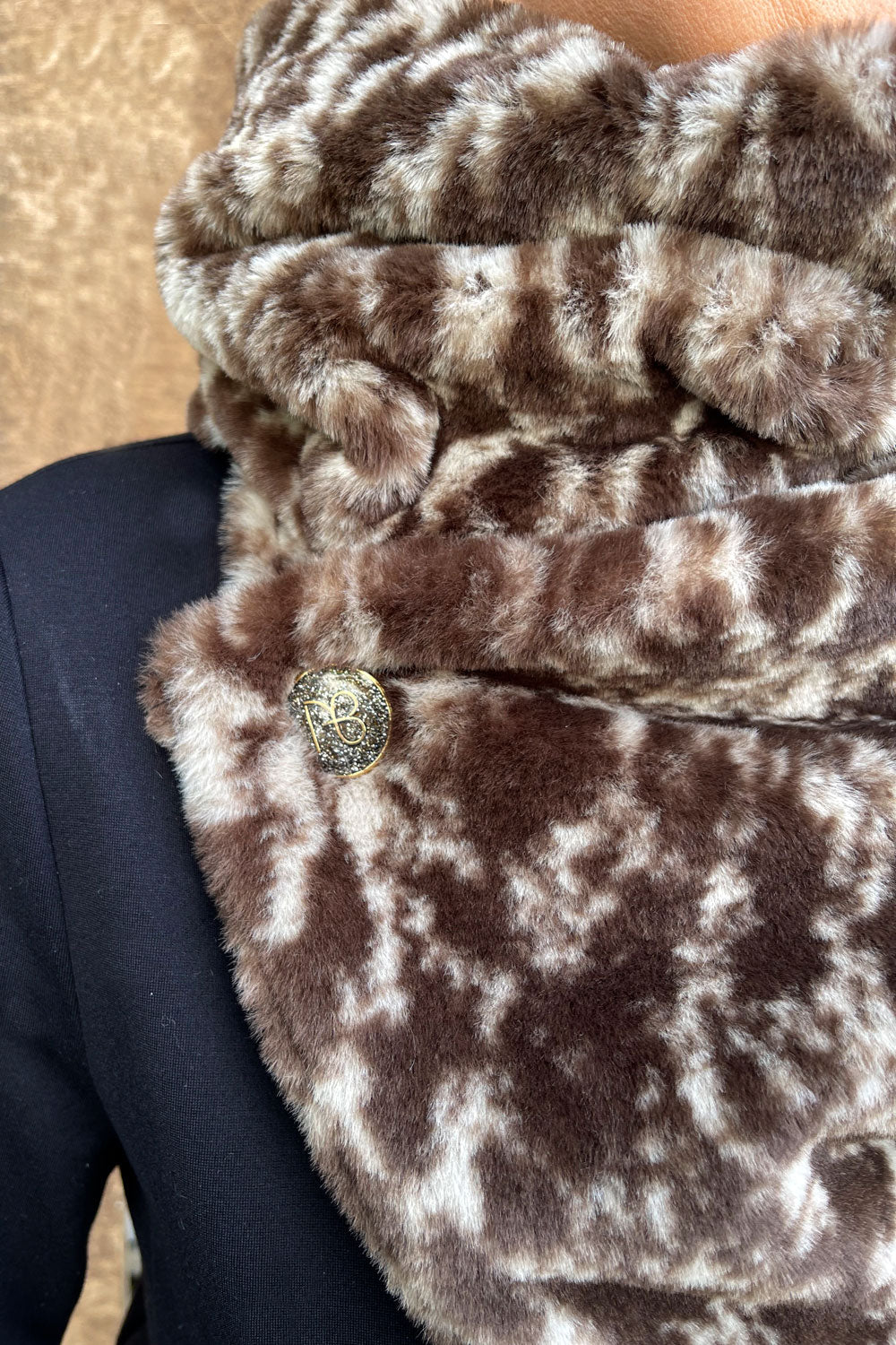 צעיף פרוותי דו-צדדי שחור-נמר מטורף ענבר