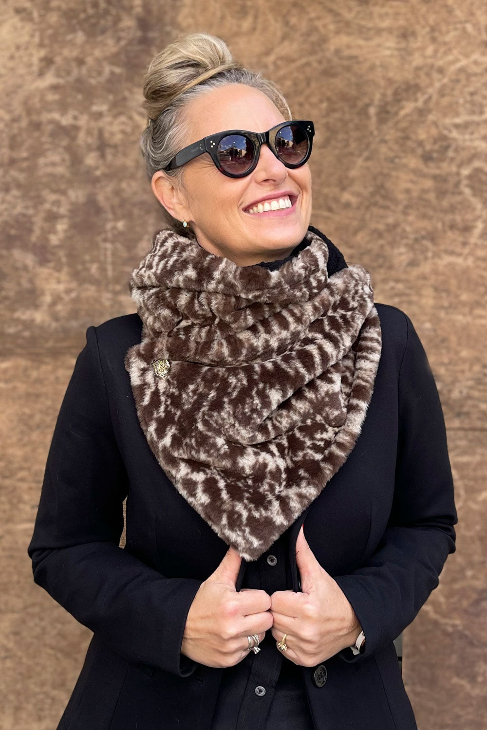 צעיף פרוותי דו-צדדי שחור-נמר מטורף ענבר