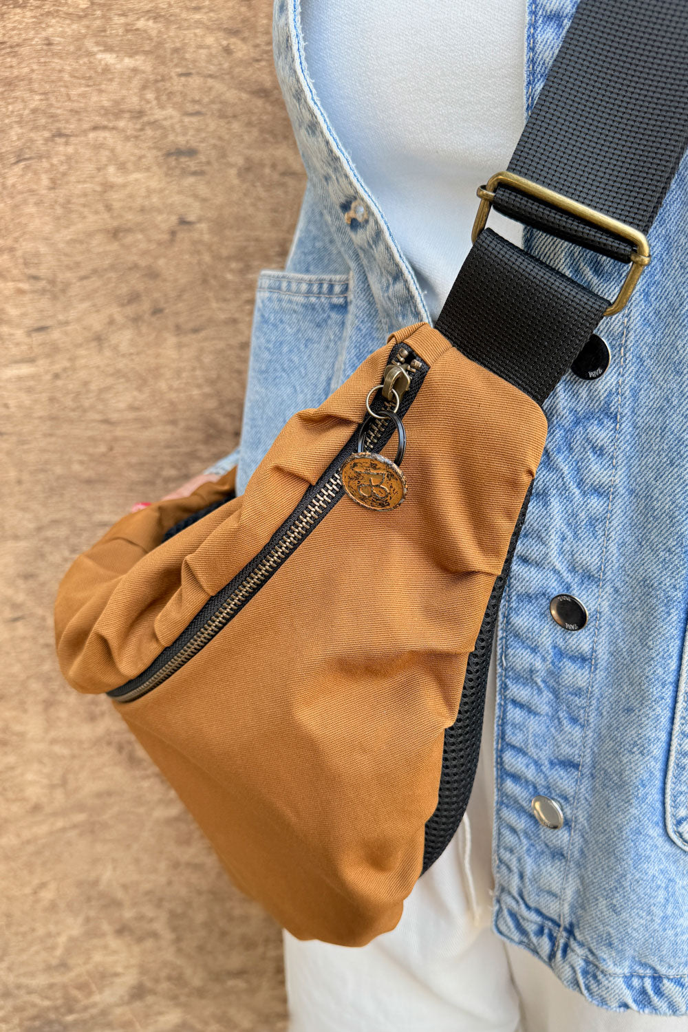 פאוץ׳ גדול איריס