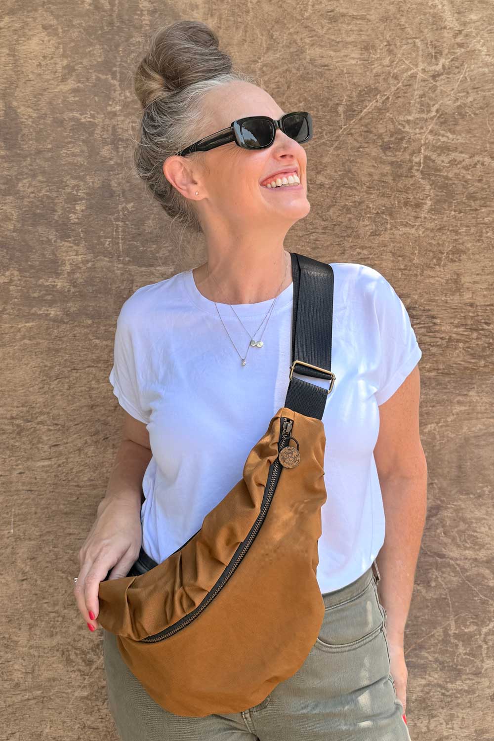 פאוץ׳ “איריס” – פאוץ׳ גדול יוקרתי בצבע חום חמים.