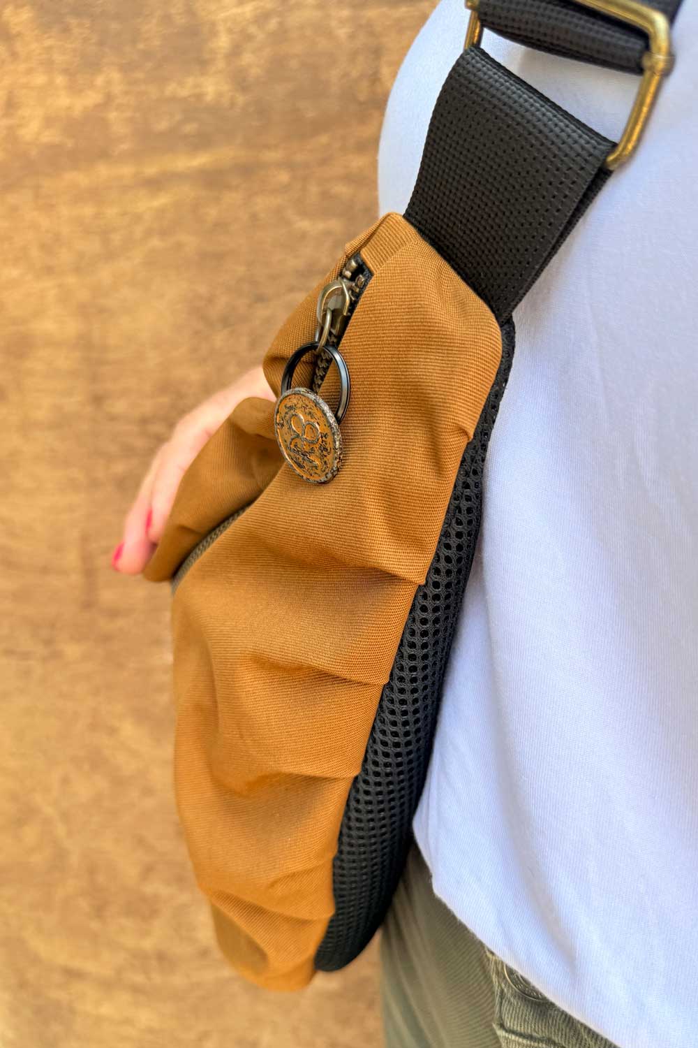 פאוץ׳ “איריס” – גב מרופד ורצועה מתכווננת לנוחות מירבית.