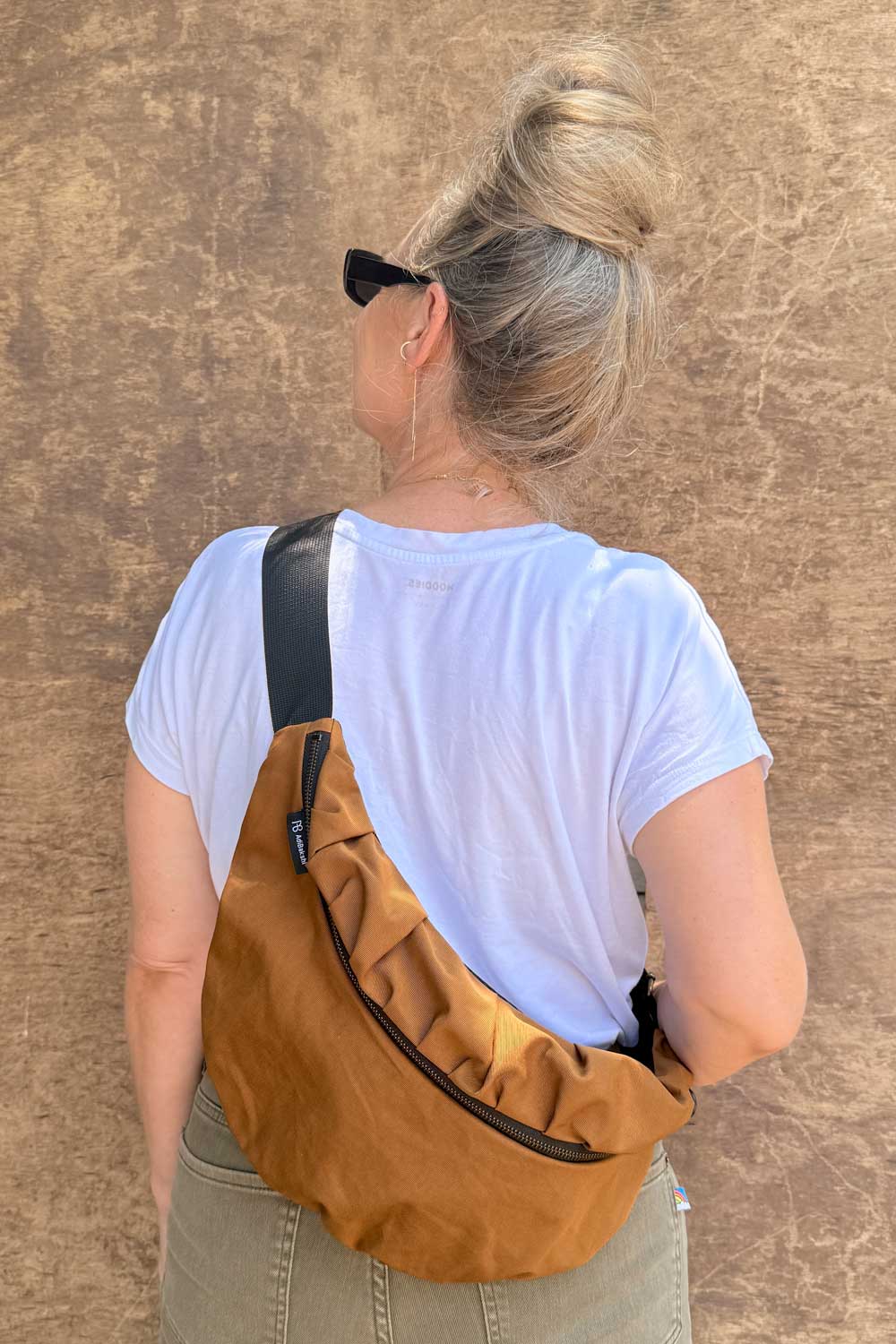 פאוץ׳ “איריס” לנשים – בד כותנה איטלקי בגוון חום.