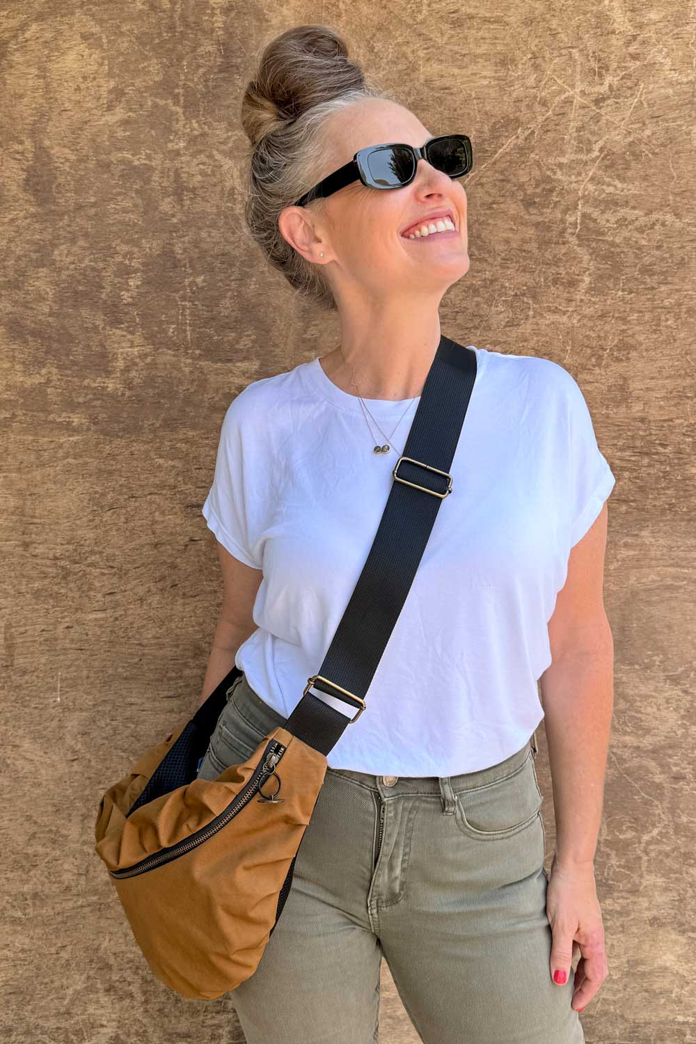 פאוץ׳ “איריס” – תיק צד חום לנשים.