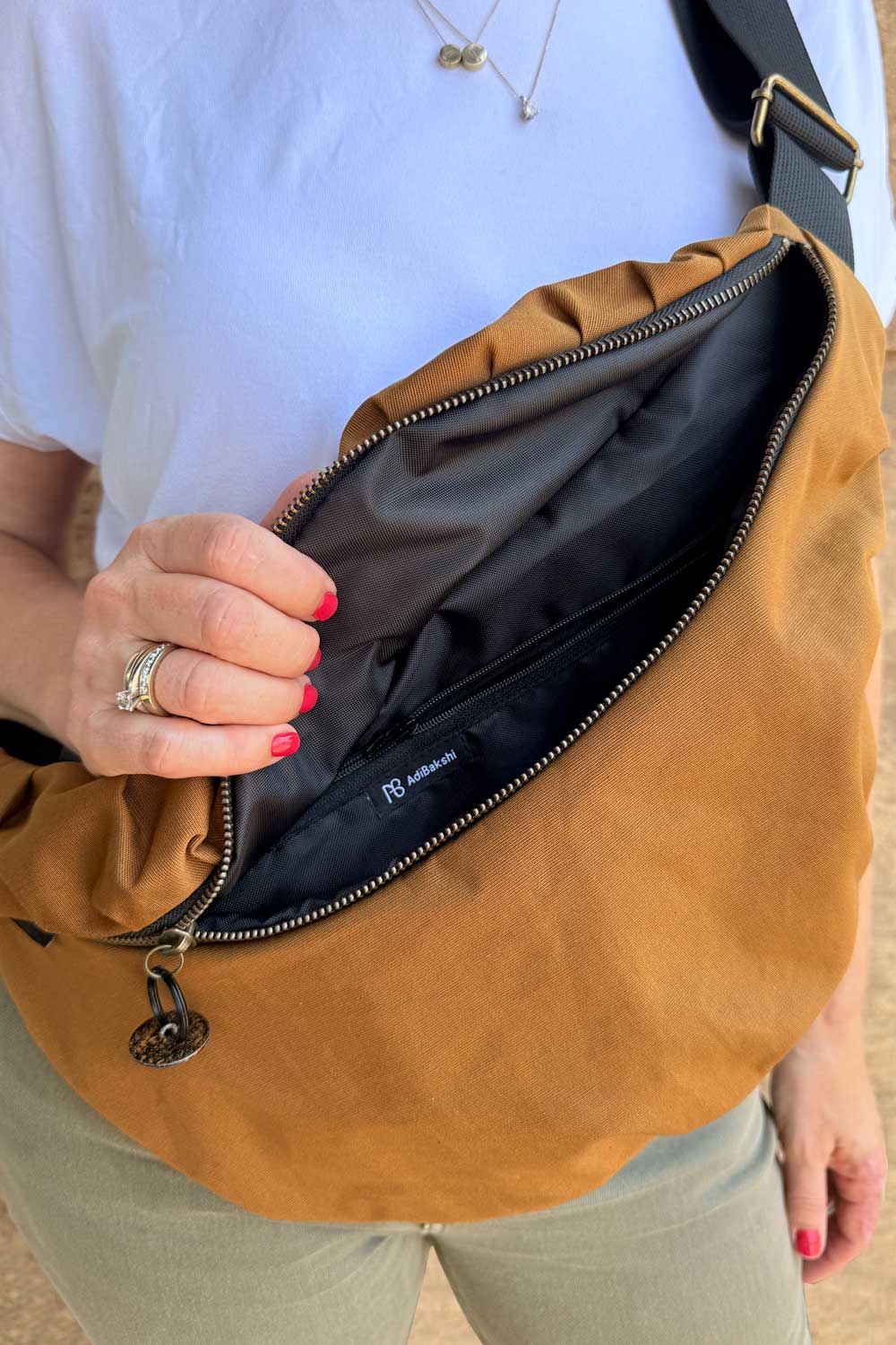 פאוץ׳ “איריס” – תא מרכזי מרווח ותא פנימי קטן.