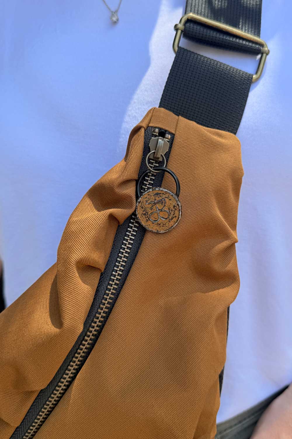 פאוץ׳ “איריס” – מבט קרוב על בד כותנה איטלקי איכותי.