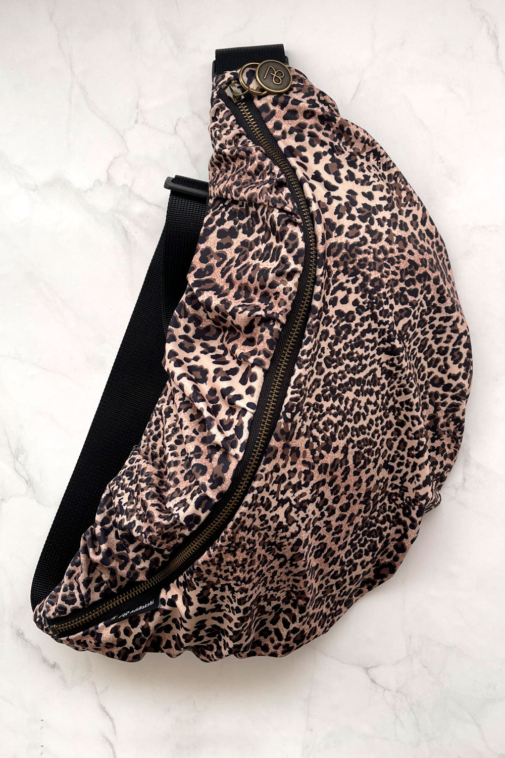 פאוץ׳ “קורי” – מבט על המדגיש את ההדפס.