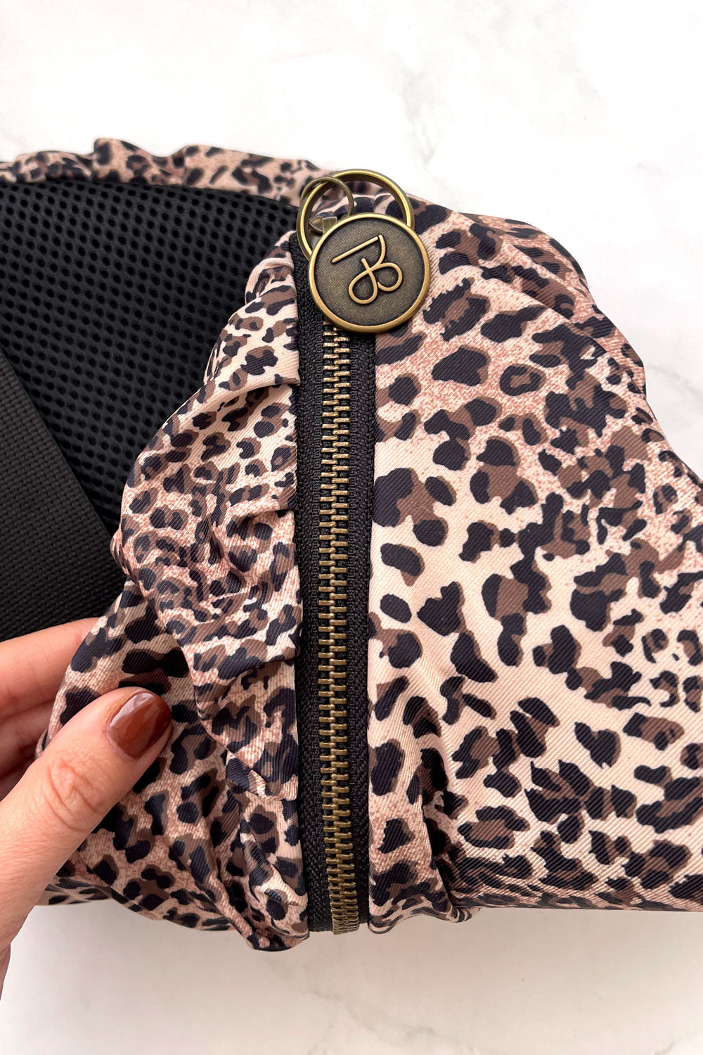 פאוץ׳ “קורי” – פאוץ׳ חום מנומר לסטייל ערב.