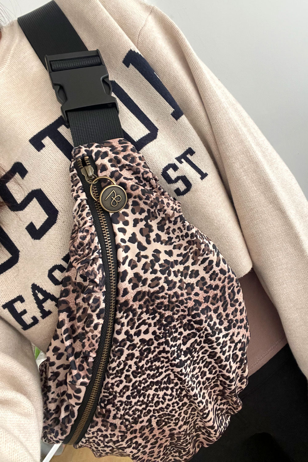 פאוץ׳ “קורי” – צילום סטיילינג עם טייץ וחולצת קרופ.