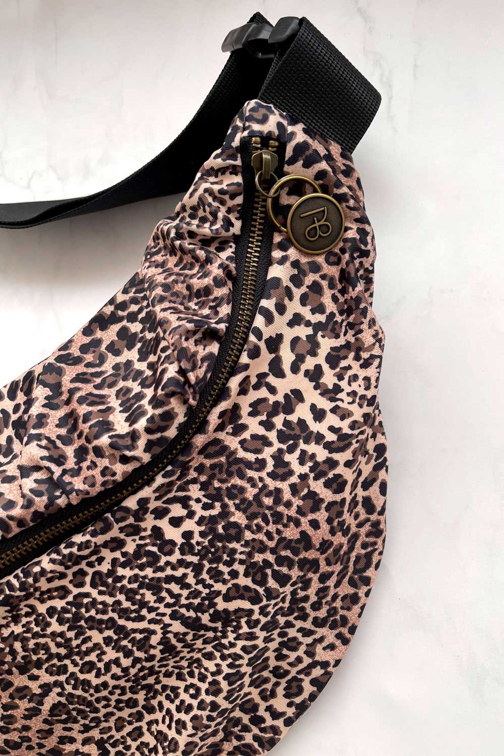 פאוץ׳ “קורי” – מבט קרוב על חברבורות קטנות בגווני חום.