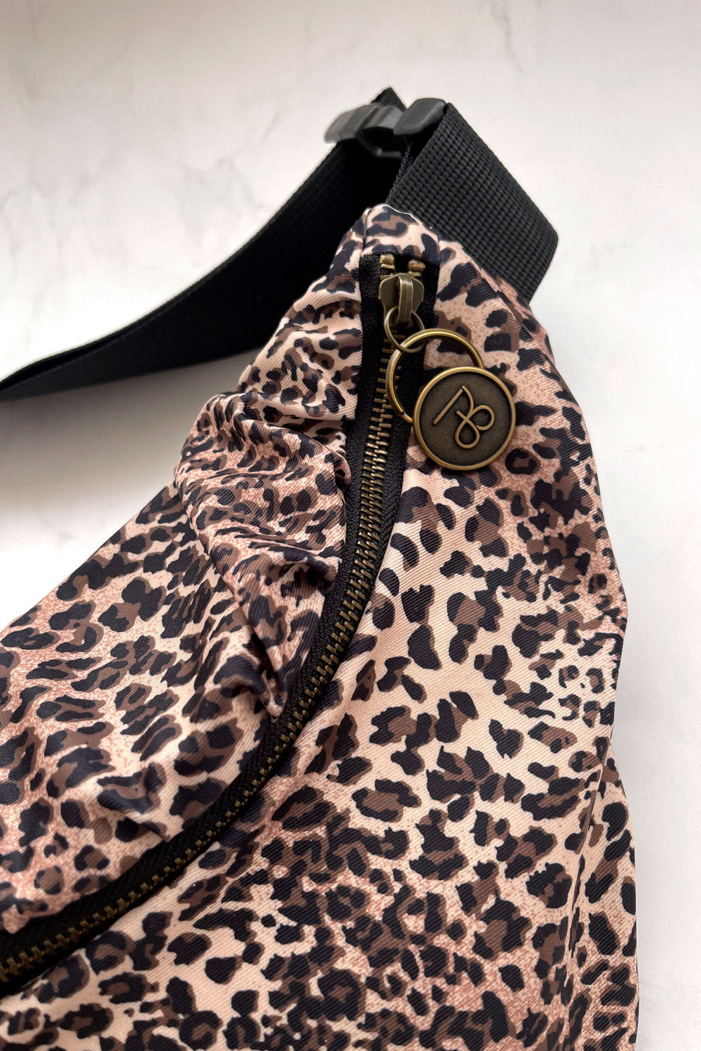 פאוץ׳ “קורי” – תיק צד אופנתי לנשים עם הדפס מנומר.