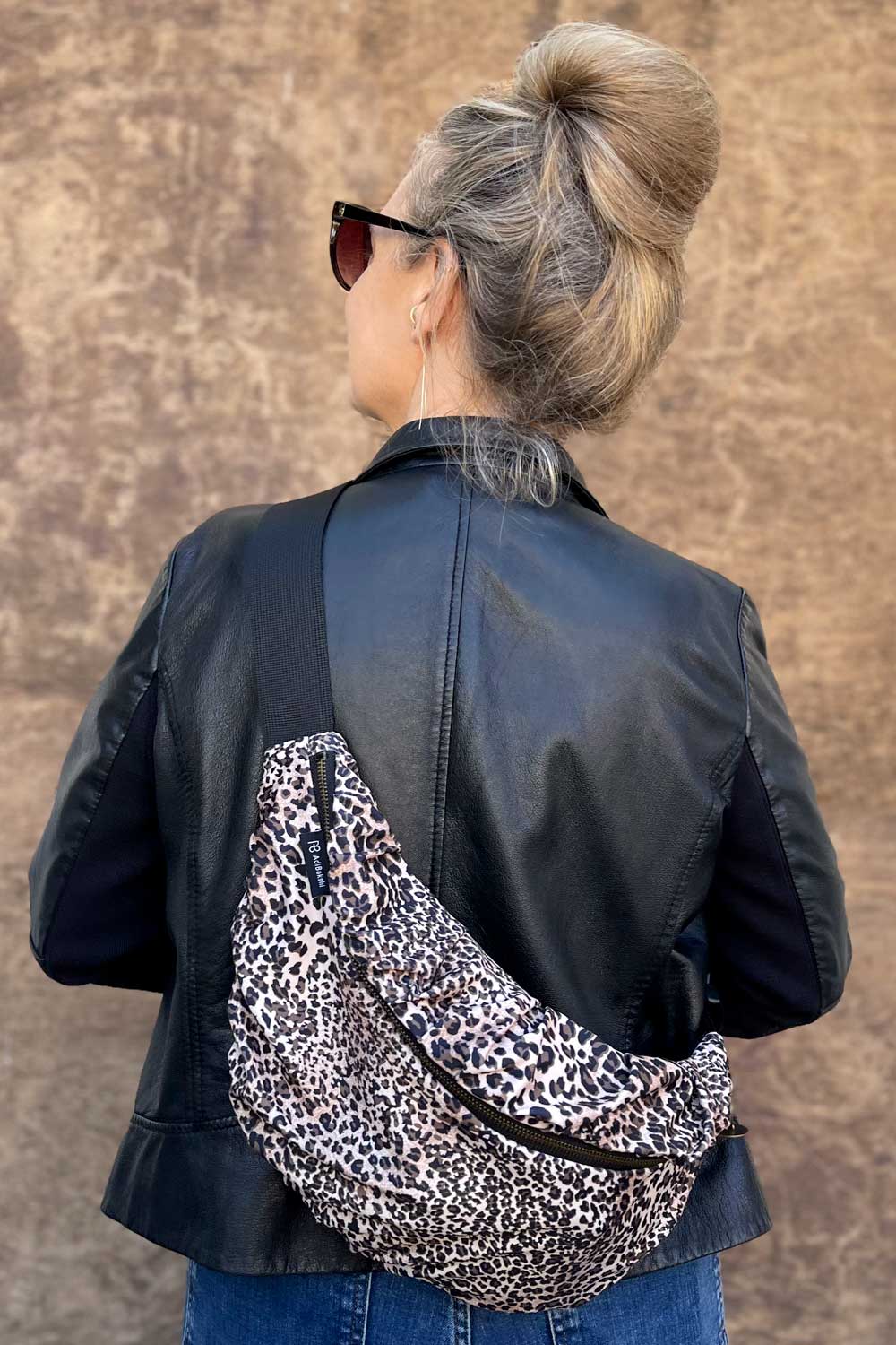 פאוץ׳ “קורי” – פאוץ׳ מנומר עם לוק יומיומי אורבני.