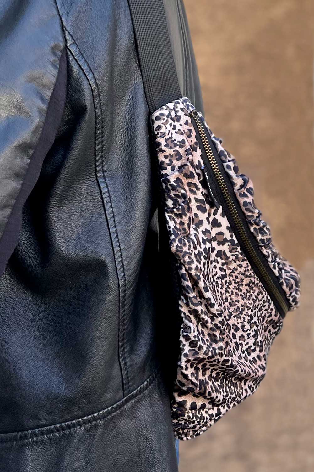 פאוץ׳ “קורי” – מבט צד המדגיש את ההדפס.