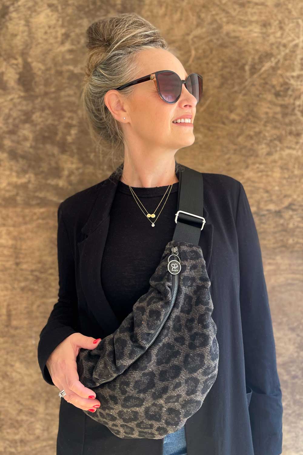 פאוץ׳ לני מצמר קשמיר מנומר – פרטי הטקסטורה והחומר מקרוב.