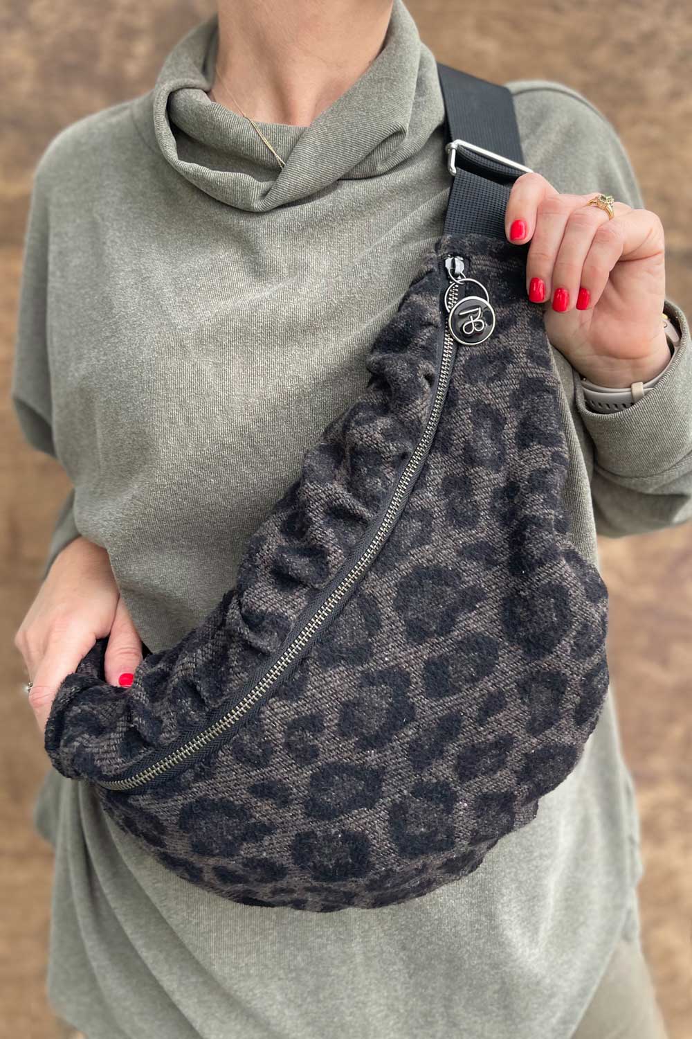 פאוץ׳ לני מצמר קשמיר מנומר – על כתף דוגמנית.