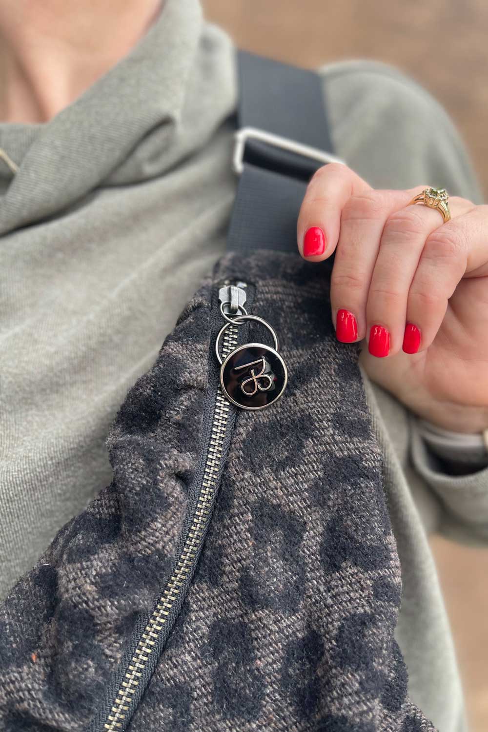 פאוץ׳ מנומר יוקרתי – לני בעיצוב עדי בקשי.