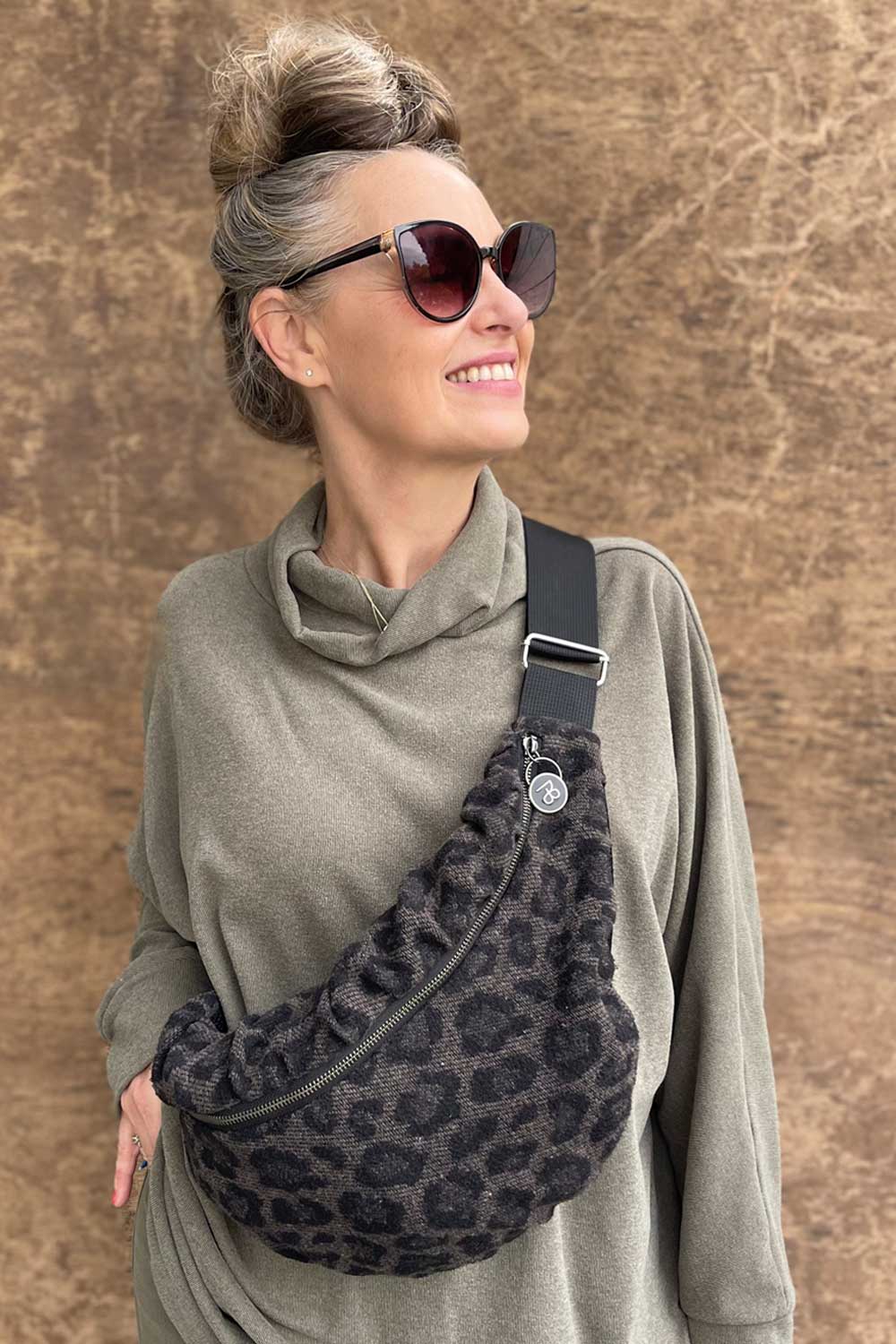 פאוץ׳ לני מנומר אפור ושחור – עבודת יד, ייצור ישראלי.