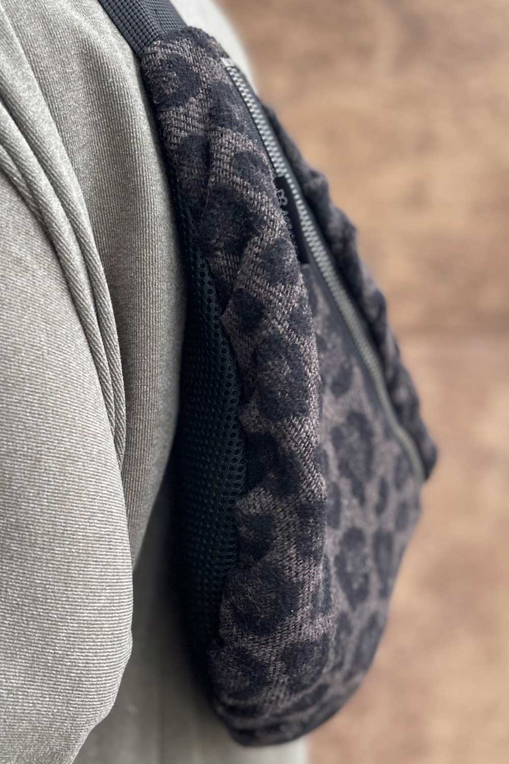 פאוץ׳ גדול לנשים מצמר קשמיר – גב מרופד ורצועה מתכווננת.