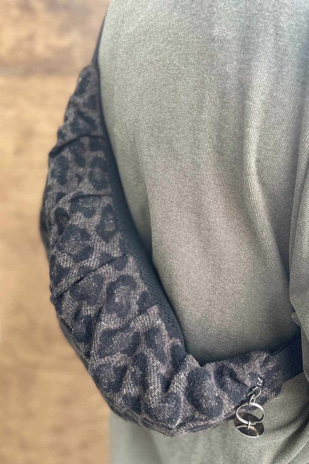 פאוץ׳ לני מצמר קשמיר מנומר – מבט צד.