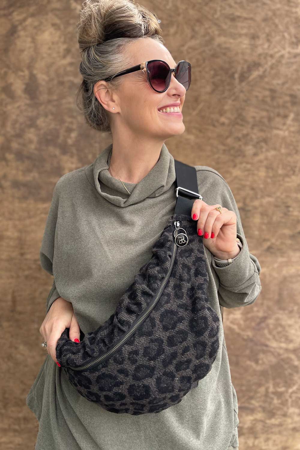 פאוץ׳ גדול לנשים – לני, טקסטורה מנומרת אפור ושחור.