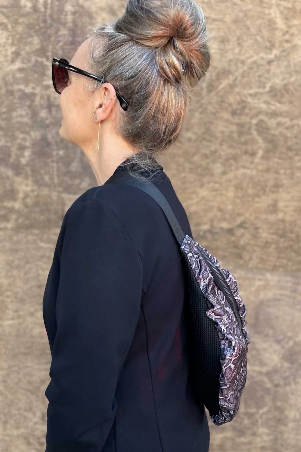 פאוץ׳ “ממבה” – גב מרופד ורצועה מתכווננת לנוחות מירבית.