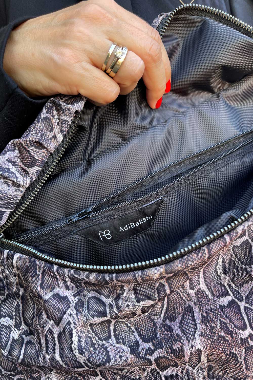 פאוץ׳ “ממבה” – תא פנימי נסתר.