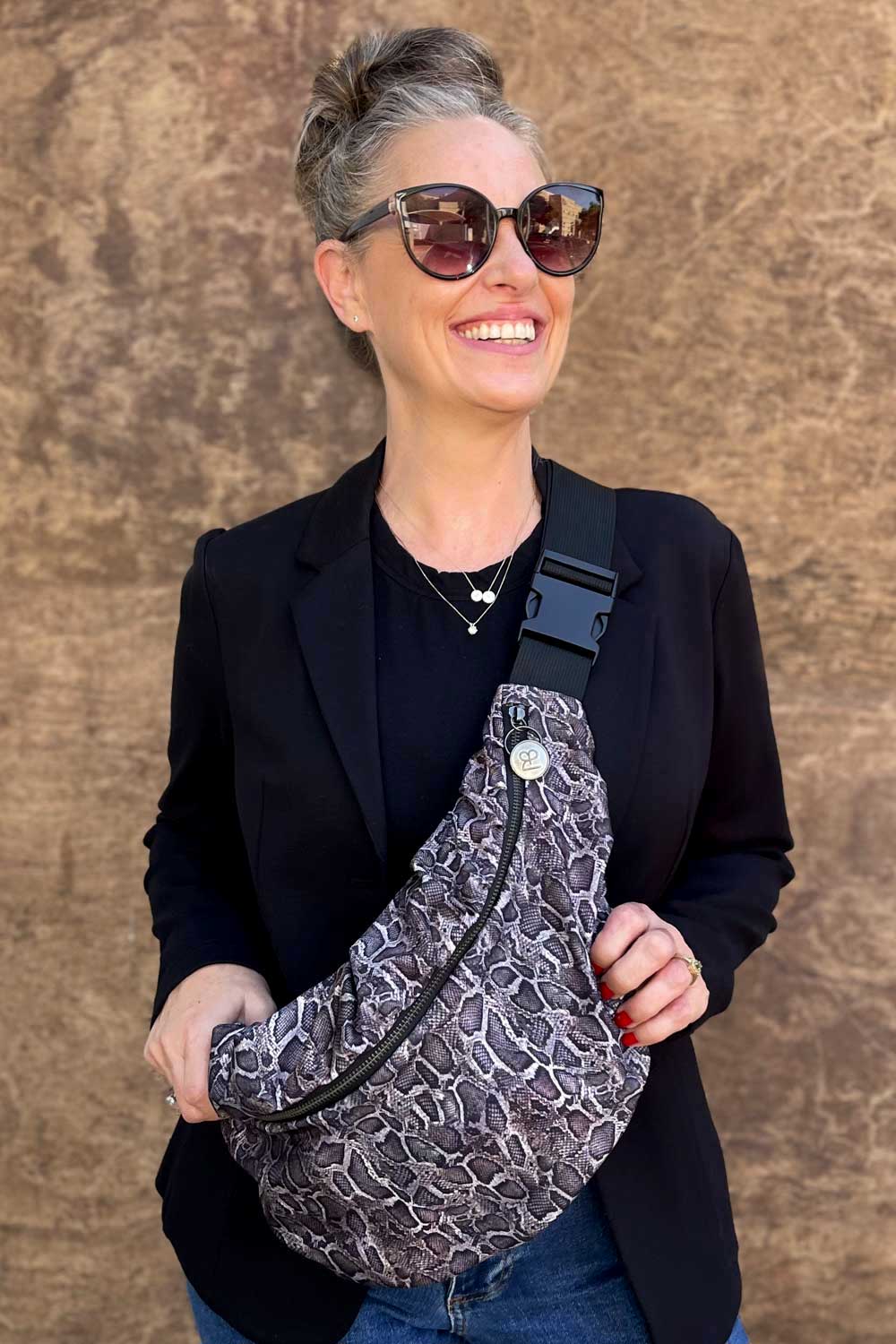 פאוץ׳ “ממבה” – פאוץ׳ גדול עם מראה נועז של הדפס נחש.