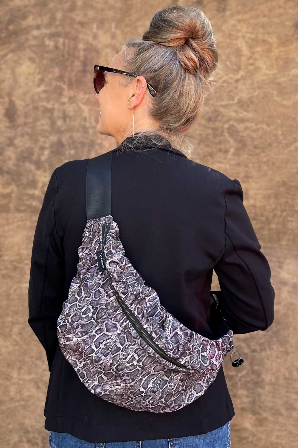 פאוץ׳ “ממבה” לנשים – הדפס נחש היסטרי מבד לייקרה.