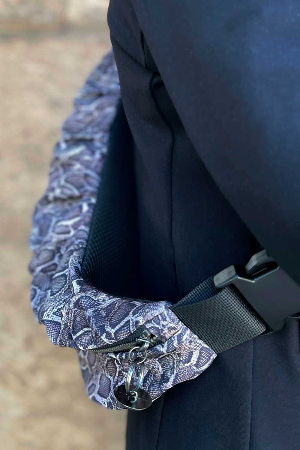 פאוץ׳ “ממבה” – גב מרופדבבד שחור רשת