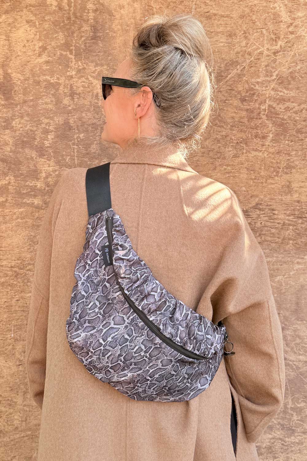 פאוץ׳ גדול ממבה