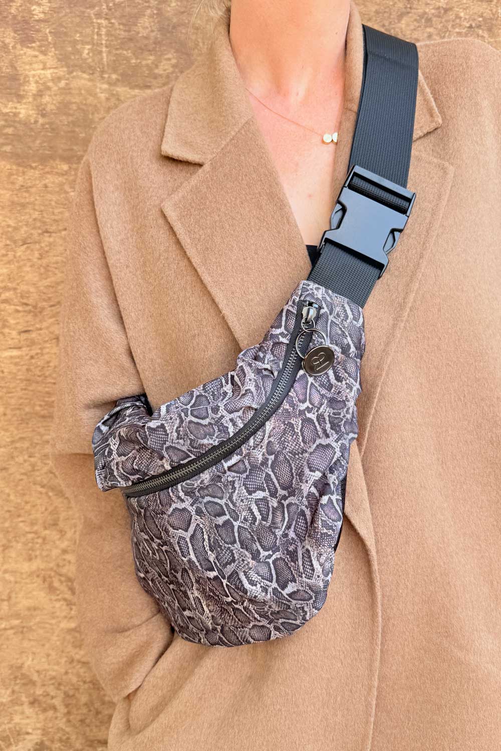 פאוץ׳ גדול ממבה