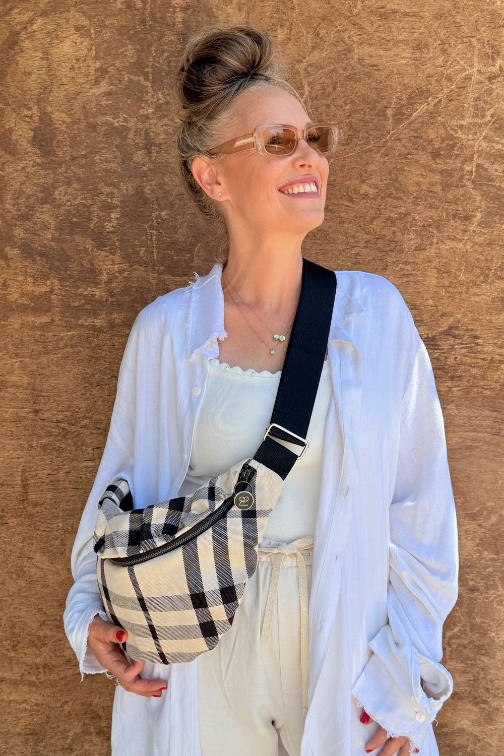 פאוץ׳ “מייגן” לנשים – בד דריל איטלקי עם טקסטורת משבצות.