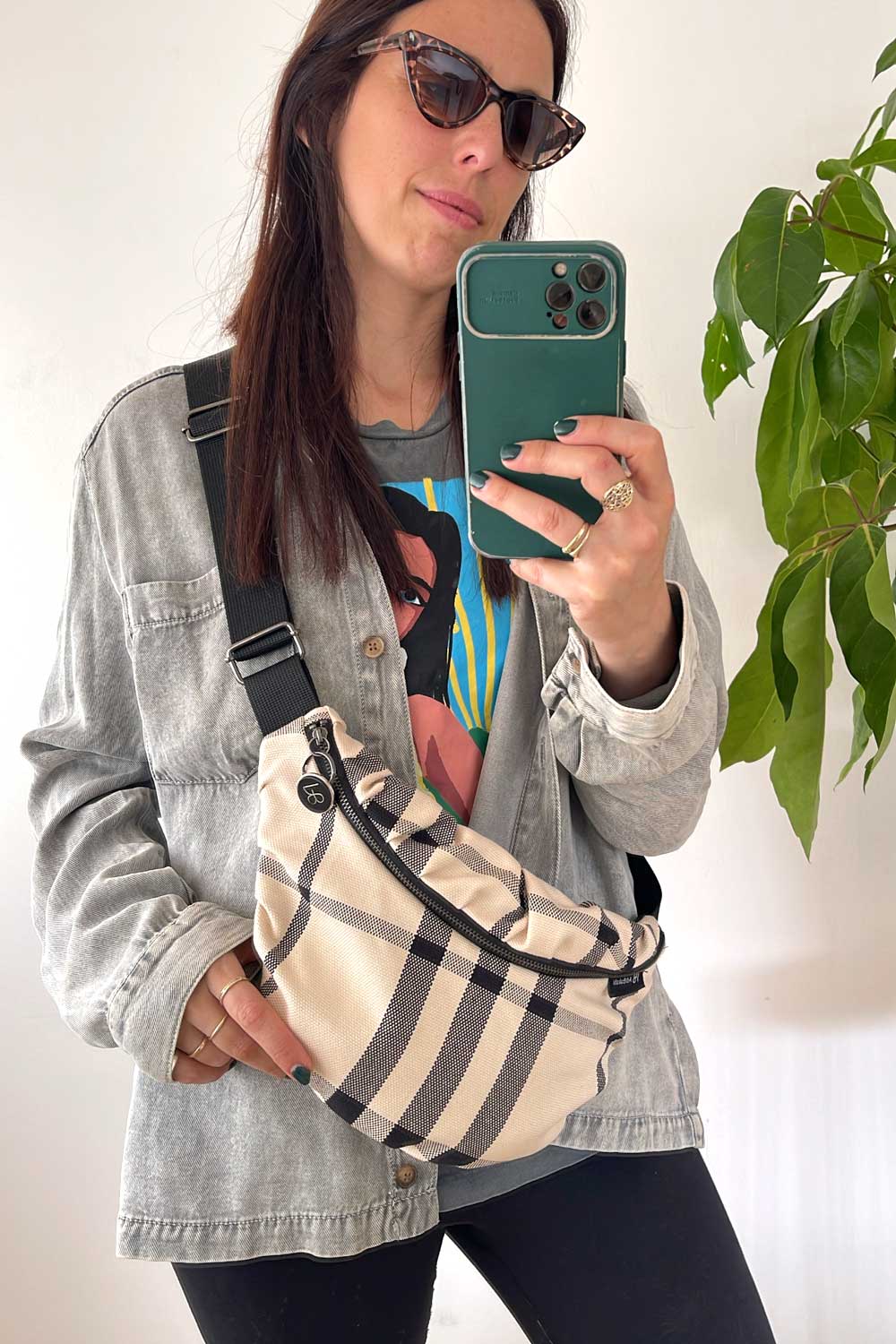 פאוץ בז׳ | עדי בקשי