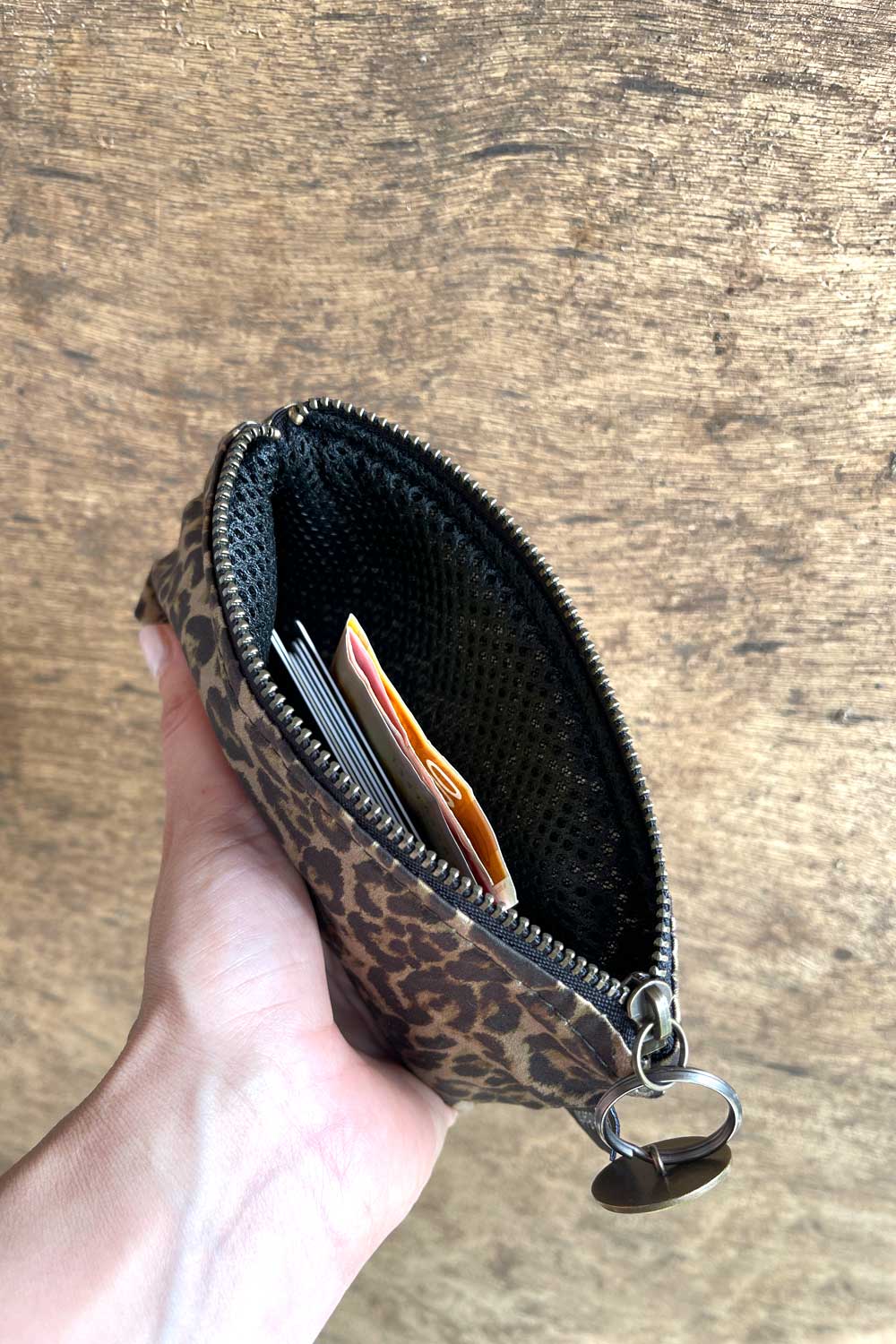 ארנק מיטל – הדפס מנומר בשחור על רקע חום בהיר