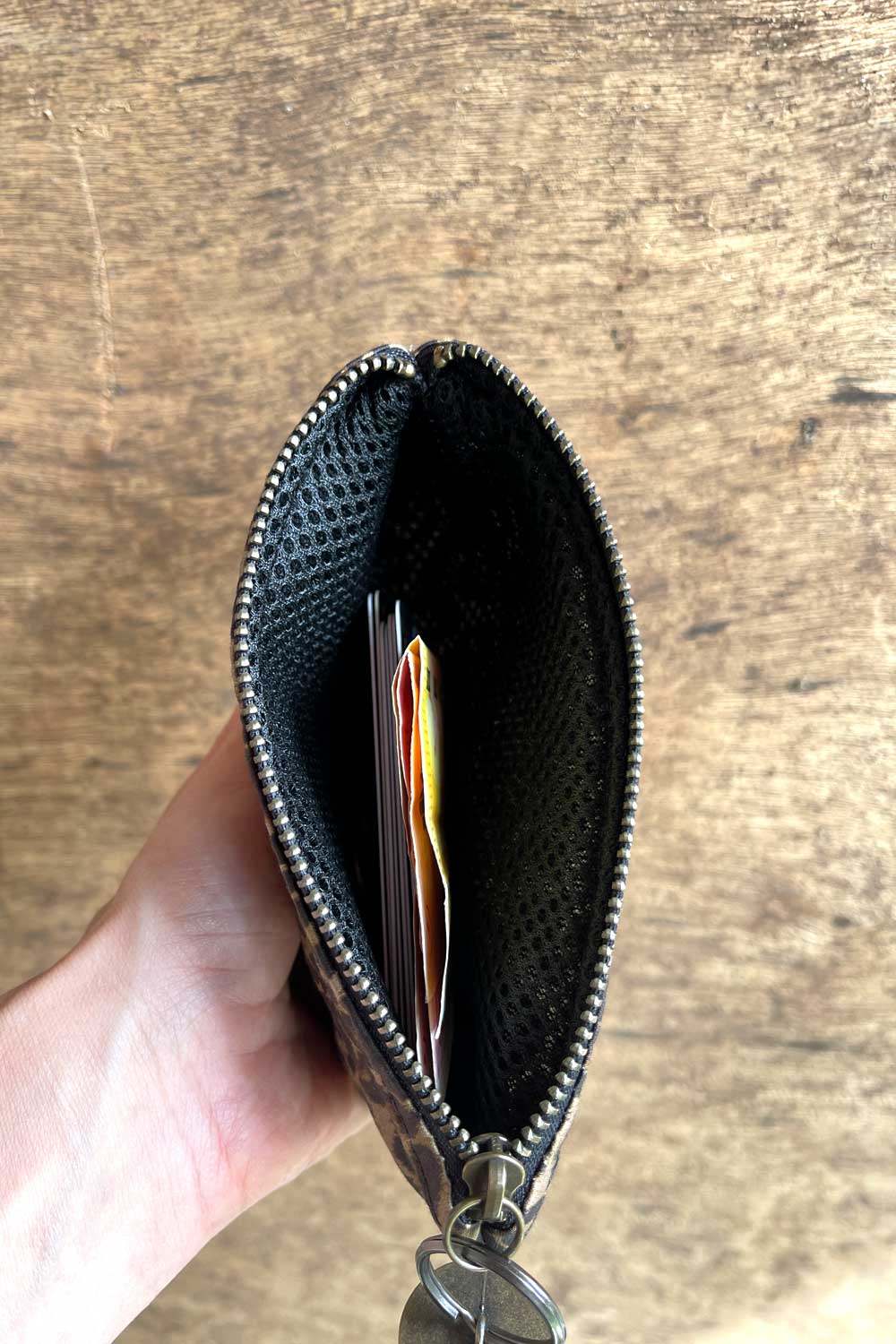 ארנק מיטל פתוח - תא מרכזי לכרטיסים ושטרות