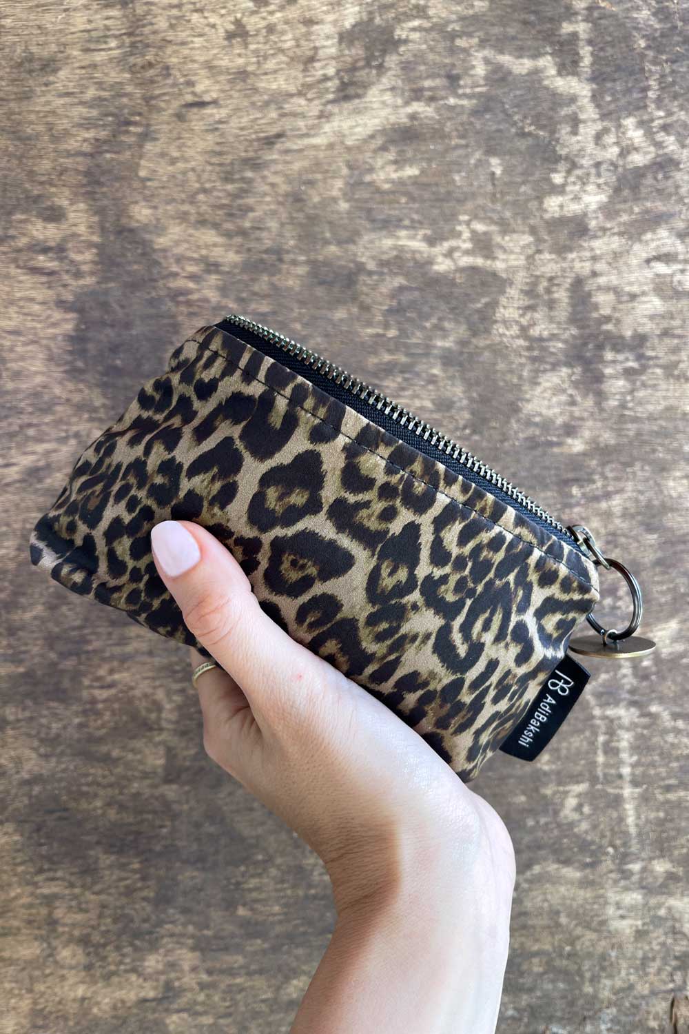 זווית צד של ארנק מיטל – רוכסן מתכת ועיצוב דקיק