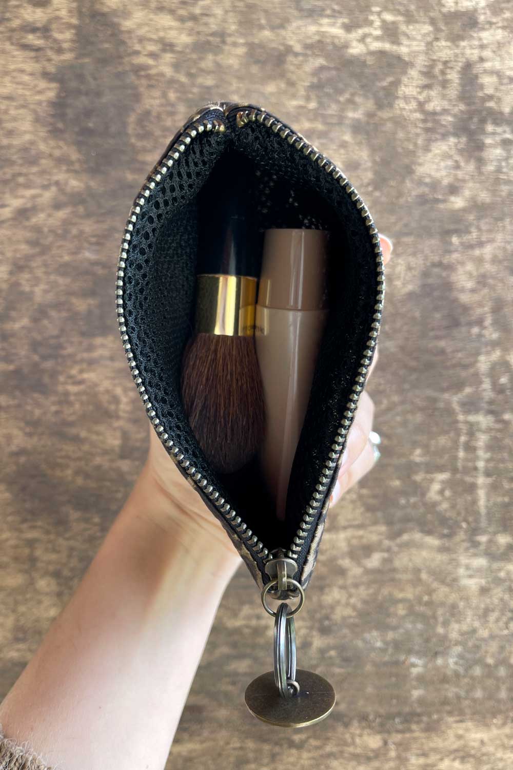 ארנק מיטל – פנים רשת שחורה ותא אחסון פתוח