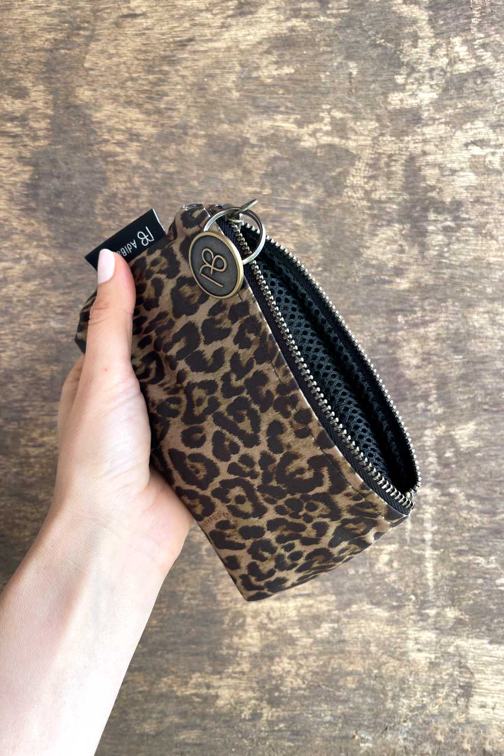 ארנק מיטל ברקע ניטרלי – הדגשת טקסטורת הבד והצבעים