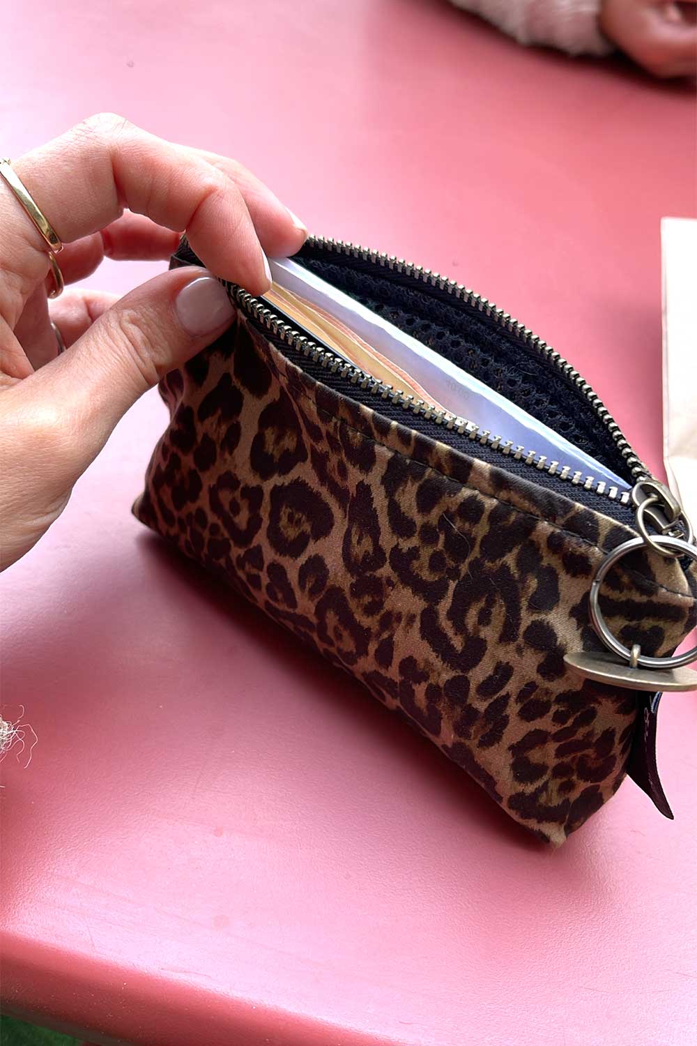 ארנק מיטל על שולחן מתכת – הדגשה של הצבע וצורתו הקומפקטית